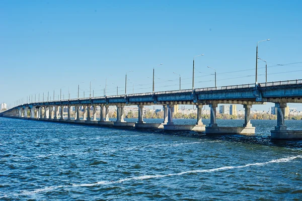 Dnepropetrovsk Dinyeper Nehri üzerinde köprü — Stok fotoğraf