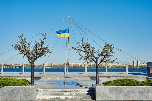 Flagę Ukrainy przeciwko Dniepropietrowsk rzekę Dniepr — Zdjęcie stockowe