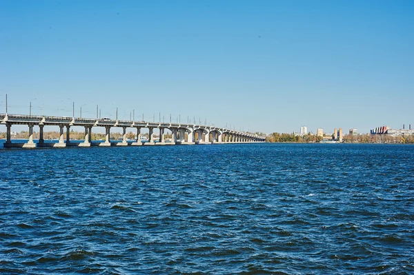 Brücke über den Fluss in dnepropetrovsk dnjeper — Stockfoto