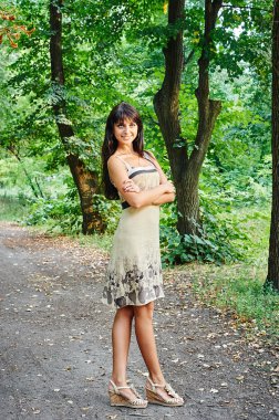 Parkta gülümseyen güzel bir kadın portresi