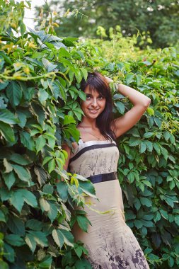 Bitkiler ile gülümseyen mutlu kadın