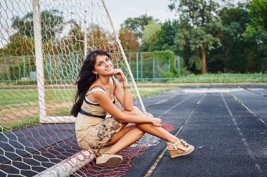 güzel bir genç kadın futbol sahasına