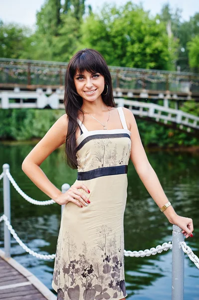 Retrato de una hermosa mujer sonriendo en el parque — Foto de Stock