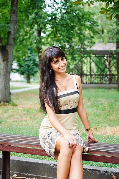 Retrato de una hermosa mujer sonriendo en el parque — Foto de Stock