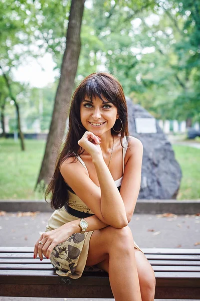 Retrato de una hermosa mujer sonriendo en el parque — Foto de Stock