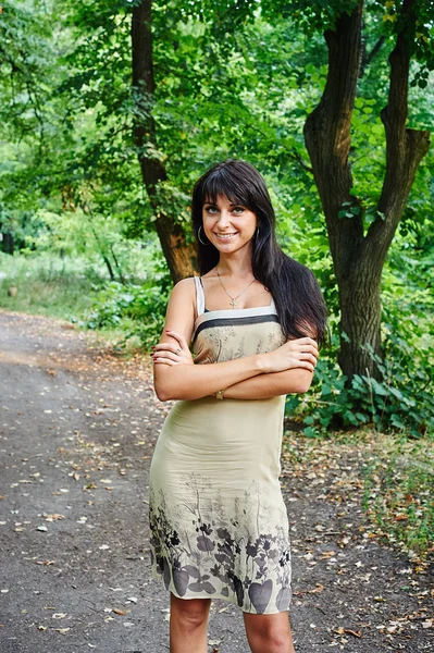 Портрет красивой женщины, улыбающейся в парке — стоковое фото