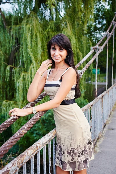 Retrato de una hermosa mujer sonriendo en el parque — Foto de Stock