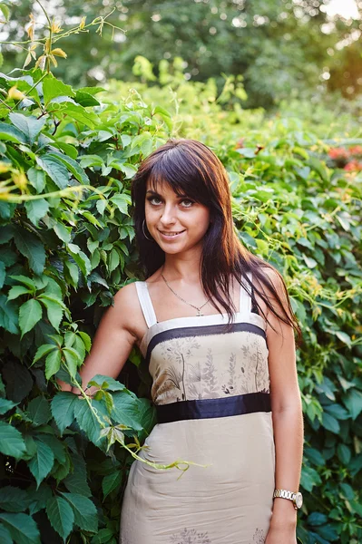 Mujer feliz sonriente con plantas — Foto de Stock