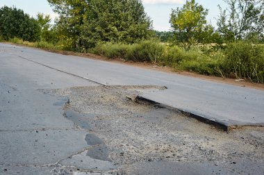 Kötü bir şekilde zarar görmüş bir yol