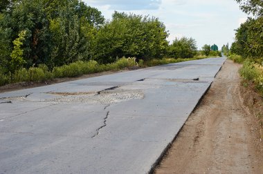 Kötü bir şekilde zarar görmüş bir yol