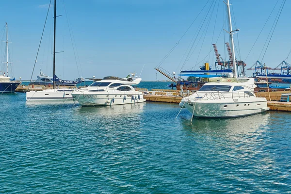 Båtar i hamnen Odessa — Stockfoto