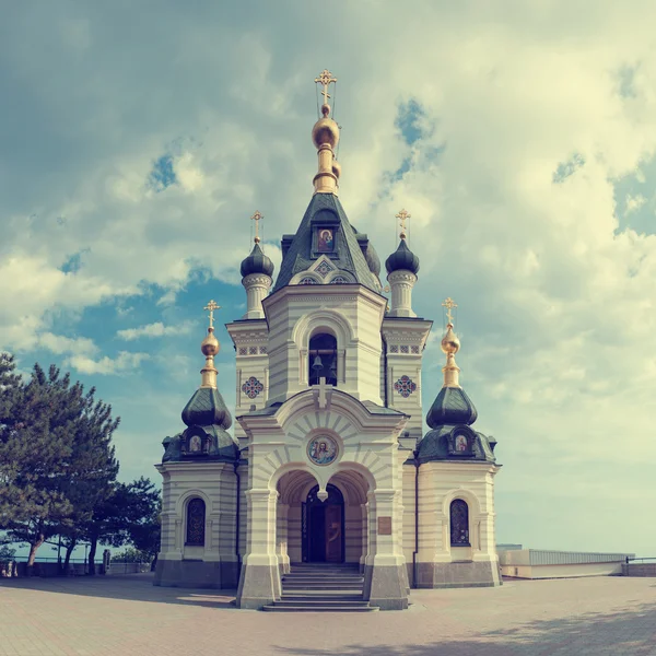 Православная церковь в Форосе с небом и облаками — стоковое фото