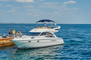 Beyaz yat marina geldi