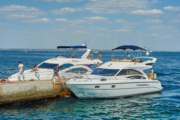 Weiße Yachten kamen in die Marina — Stockfoto