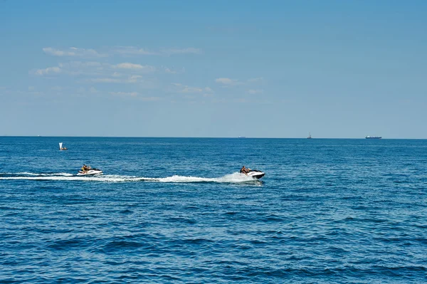 Két motoros vízi sporteszközök a tengeren — Stock Fotó