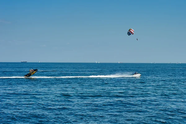 A nyílt tengeren ejtőernyős — Stock Fotó