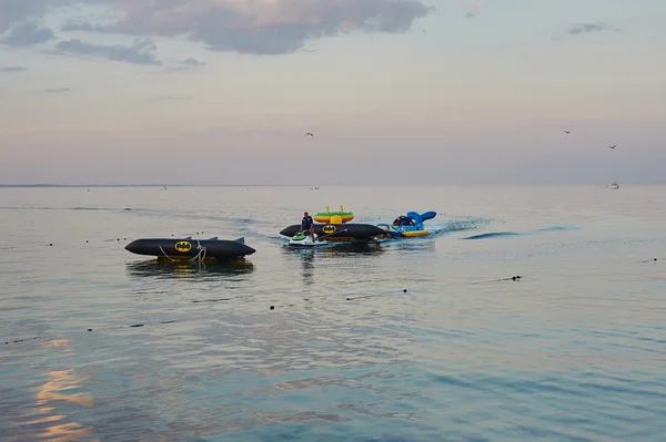 A hydrocycle tows a felfújható vízi sporteszközök-banán — Stock Fotó