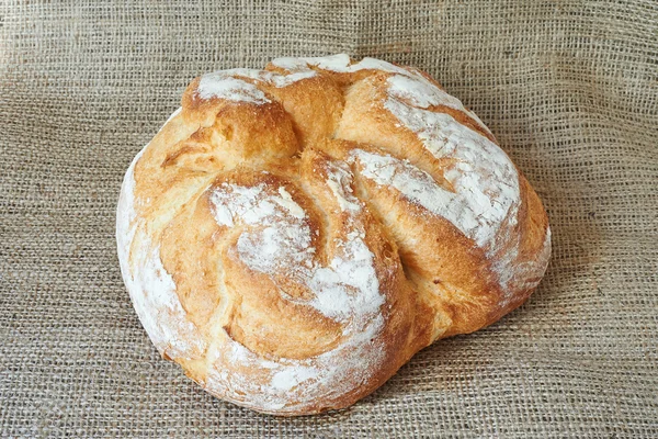 Домашний хлеб на мешковине — стоковое фото