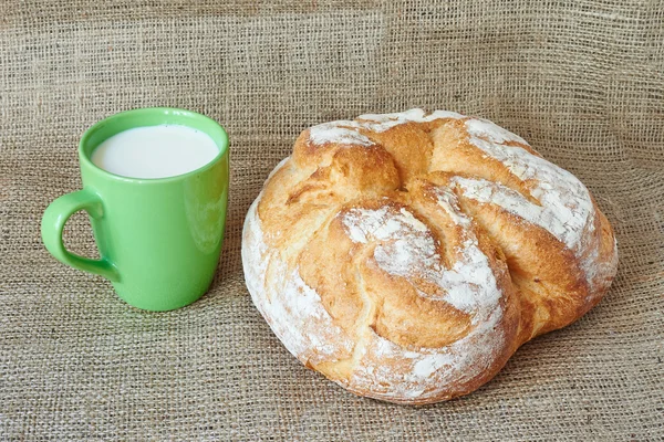 Чашка молока с хлебом — стоковое фото