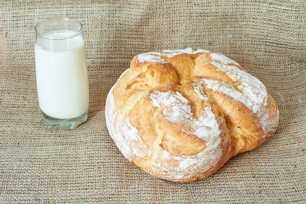 Стакан молока с хлебом — стоковое фото
