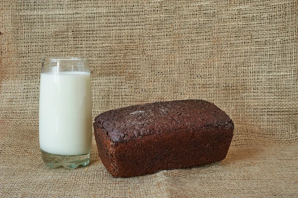 Стакан молока с ржаным хлебом — стоковое фото