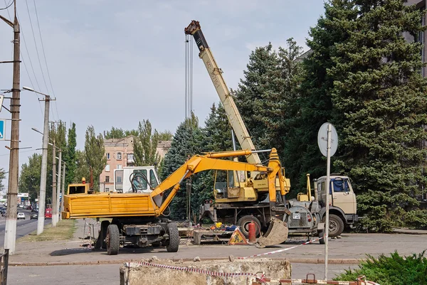 Ladebagger und Mobilkran — Stockfoto