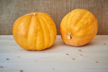 Rustik tarzı ahşap arka plan üzerinde sonbahar kabaklar