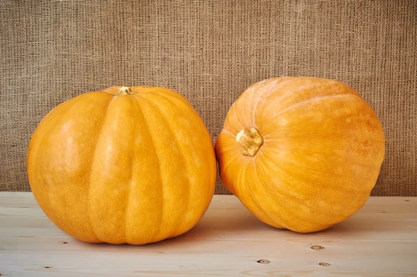 Calabazas de otoño sobre fondo de madera de estilo rústico —  Fotos de Stock