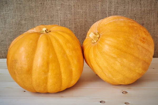 Calabazas de otoño sobre fondo de madera de estilo rústico —  Fotos de Stock