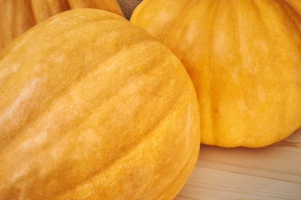 Citrouilles d'automne sur un fond en bois dans un style rustique — Photo