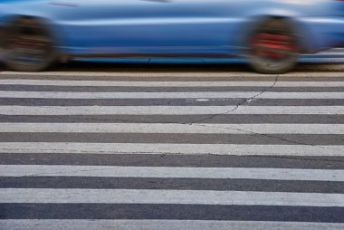 Krivoy Rog asfalt üzerinde beyaz yaya geçidi