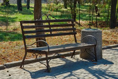 Bir parkta eski tezgah