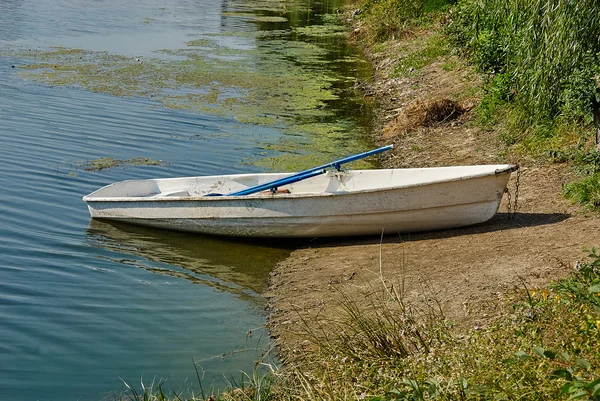 Gölde tekne su birikintisi. 