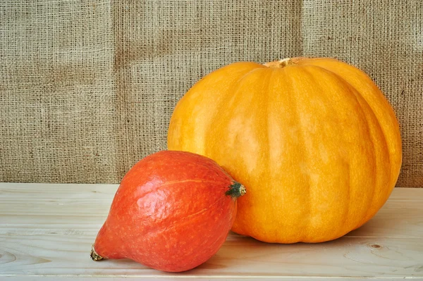 Осенний красный и оранжевый тыквы на деревянном фоне в rusti — стоковое фото