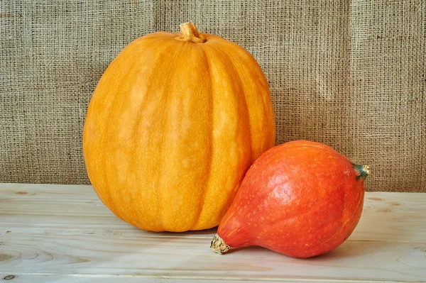 Citrouilles rouges et orange d'automne sur un fond en bois dans un rusti — Photo