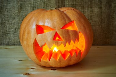 Cadılar Bayramı Turuncu kabak jack fener ahşap bir arka plan üzerinde