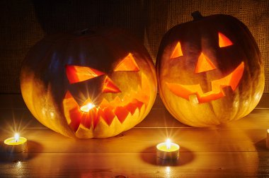 Turuncu halloween pumpkins rustik arpacık ahşap bir arka plan üzerinde