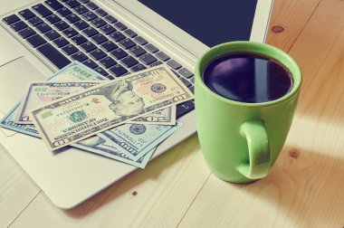 Kahve fincanı ve laptop