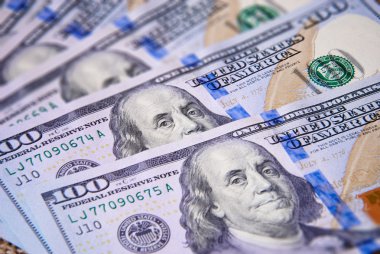 Yeni yüz dolar faturaları yığılmış fan