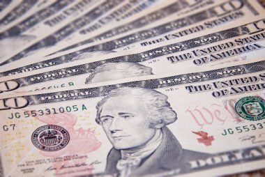 On dolar faturaları yığılmış fan