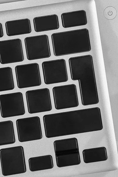 Клавиатурные кнопки на серебряном ноутбуке — стоковое фото
