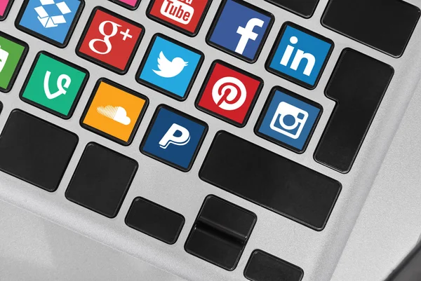 Toetsenbord knoppen met social media iconen — Stockfoto