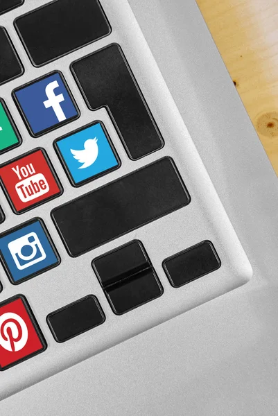 Botones de teclado con iconos de redes sociales —  Fotos de Stock