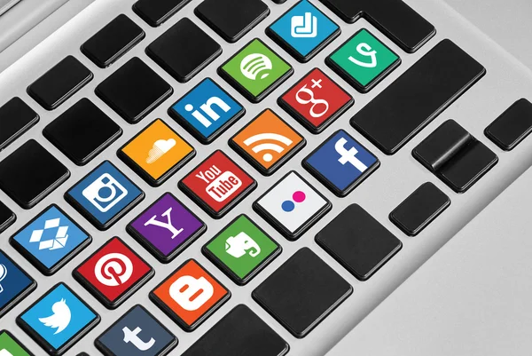 Tasti della tastiera con icone dei social media — Foto Stock