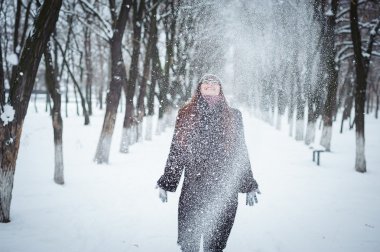 Kış parkta genç Kızıl saçlı kadın