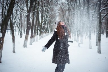 Kış parkta genç Kızıl saçlı kadın