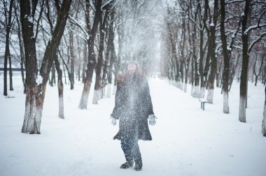 Kış parkta genç Kızıl saçlı kadın