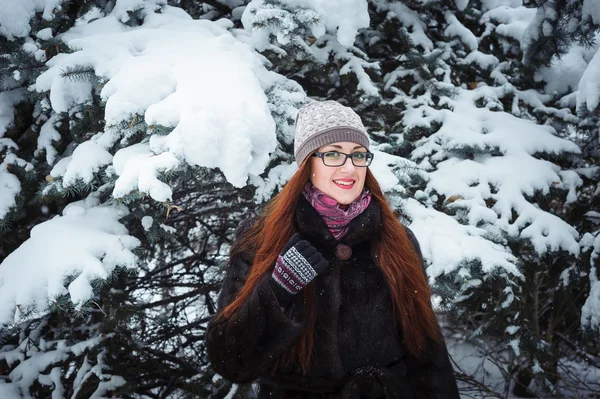 Winnter chica y abeto de nieve . — Foto de Stock