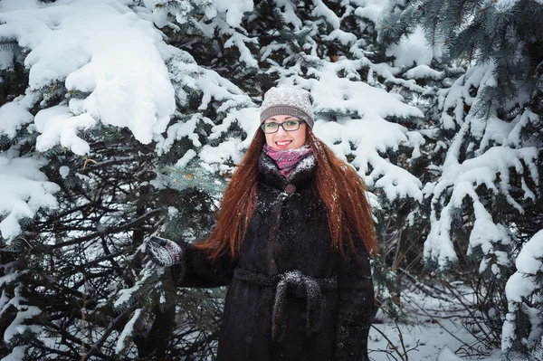 Winnter chica y abeto de nieve . — Foto de Stock