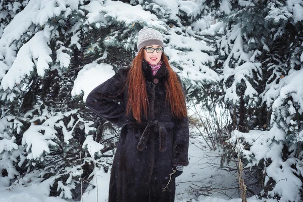 Winnter 소녀와 눈 전나무 트리. — 스톡 사진
